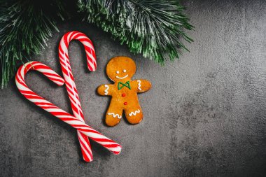 Zencefilli kurabiye adam. Siyah arka planda zencefilli kurabiye ve şekerleme manzarası. Tatlı tatlı