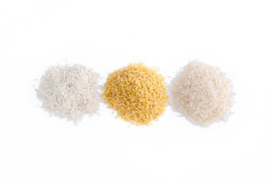 farklı pirinç çeşitleri: kahverengi, vahşi, basmati, beyaz arka plan manzaralı tibet pirinci. makro fotoğraf. sağlıklı vejetaryen yemeği. ulusal Asya yemeği