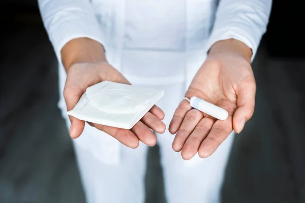 Kobieta Trzyma Tampon Podkładkę Krytyczną Pielęgniarka Białym Płaszczu Tamponem Rękach — Zdjęcie stockowe
