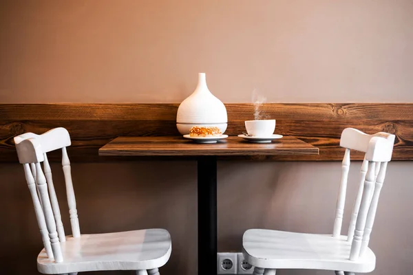 Καφέ Και Επιδόρπιο Ξύλινο Τραπέζι Τραπέζι Δύο Λευκές Καρέκλες Ένα — Φωτογραφία Αρχείου