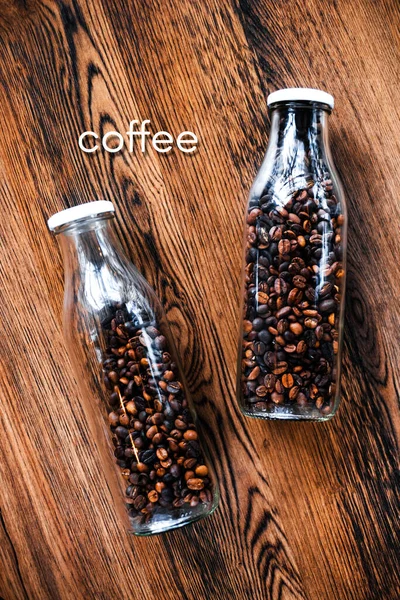 Geröstete Kaffeebohnen Einer Glasflasche Auf Einer Hölzernen Tischplatte — Stockfoto