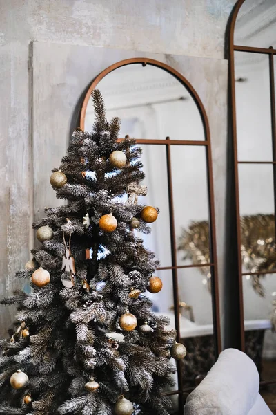 Umělý Vánoční Stromek Zdobený Zlatými Koulemi Dřevěnými Hračkami Barokním Interiéru — Stock fotografie