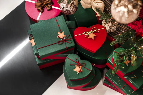 Noel ağacının altında güzel paketlenmiş hediyeler. Ağacın altında Noel Baba 'dan gelen sürprizlerle dolu yeşil ve kırmızı kutular. Noel ve mutlu yıllar.