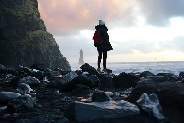 위검은 해변에 소녀가 아름다운 석양을 즐기고 아이슬란드 — 스톡 사진