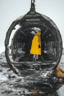 DC-3 uçağının içindeki sarı yağmurluklu adam Slheimasandur 'da kaza yaptı. İzlanda 'nın cazibesi. İzlanda, Aralık 2020