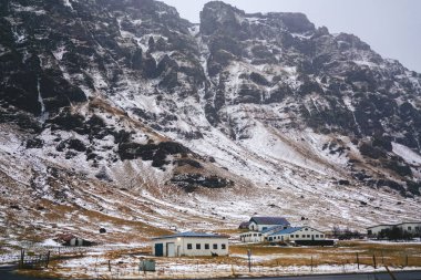 İzlanda yolu ve dağlar. Altın halka boyunca ilerleyin. İzlanda 'nın simgeleri. Vahşi, dokunulmamış doğa. Avrupa gezisi