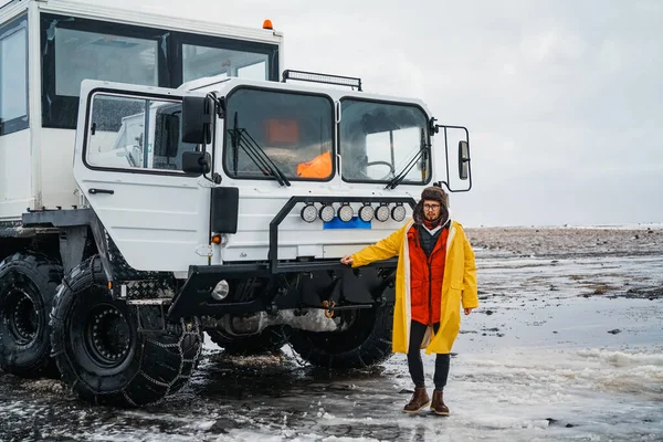Terénního Vozidla Stojí Muž Žlutém Plášti Islandský Transport Zimě Euro — Stock fotografie