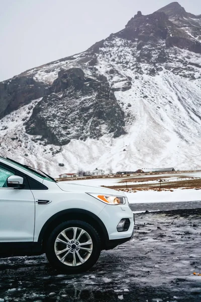 배경에 스포츠카와 아이슬란드에 폭포가 있습니다 아이슬란드는 겨울에 유럽을 자동차를 출퇴근하는 — 스톡 사진