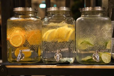 Bir partide cam kaplarda soğuk limonata. Serinletici içecekler. Yakın plan. Detoks suyu