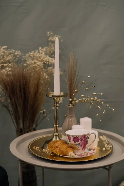 Zona Fotográfica Mesa Vintage Com Chá Croissants Vela Buquê Flores — Fotografia de Stock