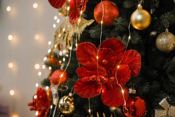 Christmas Tree Decorated Red Flowers Beads Balls Garland Christmas Tree — Stock Photo, Image