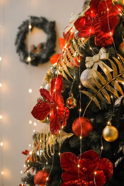 Árvore Natal Decora Com Flores Vermelhas Contas Bolas Uma Grinalda — Fotografia de Stock