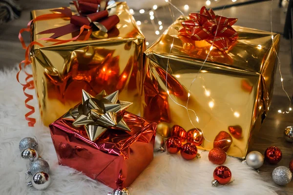 Caixas Presente Natal Ouro Prata Sob Árvore Presentes Papai Noel — Fotografia de Stock
