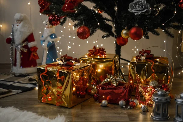 Kerstcadeau Dozen Goud Zilver Onder Boom Cadeaus Van Kerstman Kerstmis — Stockfoto