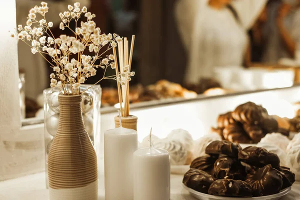 Bougies Blanches Parfum Intérieur Vase Fleurs Sur Table Avec Des — Photo