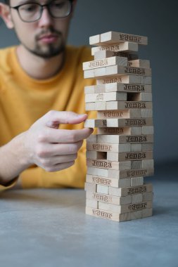 Delikanlı kendini izole ederek evde Jenga oynuyor. Ev eğlencesi. Boş zaman. Roma, İtalya Aralık 2020