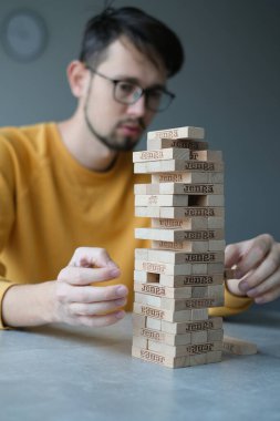 Delikanlı kendini izole ederek evde Jenga oynuyor. Ev eğlencesi. Boş zaman. Roma, İtalya Aralık 2020