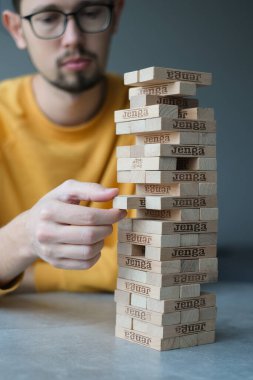 Delikanlı kendini izole ederek evde Jenga oynuyor. Ev eğlencesi. Boş zaman. Roma, İtalya Aralık 2020