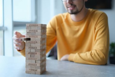 Delikanlı kendini izole ederek evde Jenga oynuyor. Ev eğlencesi. Boş zaman. Roma, İtalya Aralık 2020