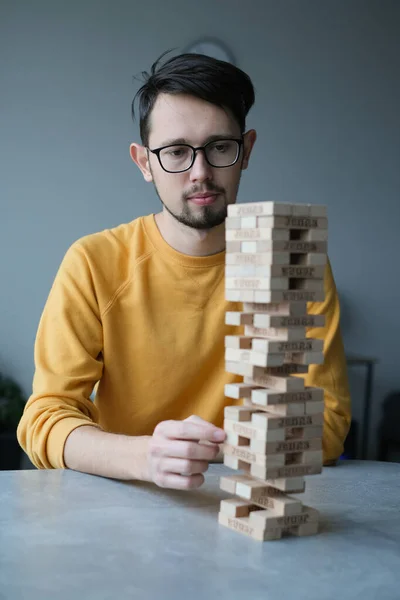 Joven Juega Juego Mesa Jenga Casa Auto Aislamiento Entretenimiento Casa —  Fotos de Stock