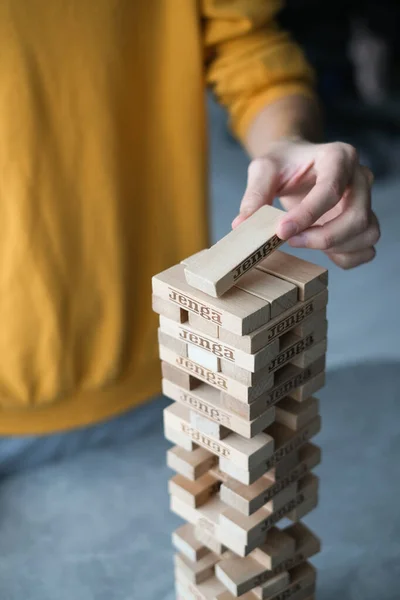 Joven Juega Juego Mesa Jenga Casa Auto Aislamiento Entretenimiento Casa —  Fotos de Stock