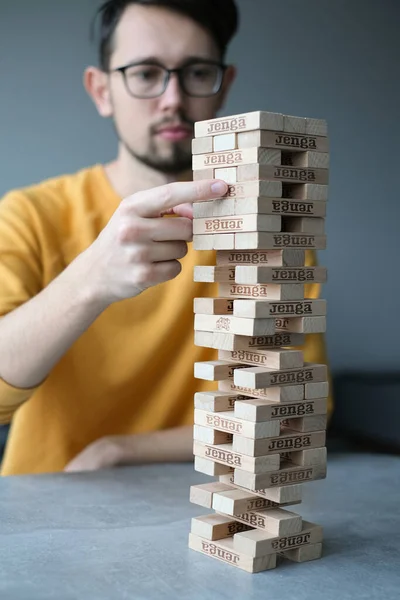 Joven Juega Juego Mesa Jenga Casa Auto Aislamiento Entretenimiento Casa —  Fotos de Stock