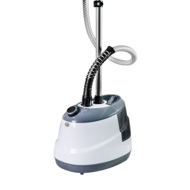 Beyaz arka planda elbiseler, mobilyalar ve perdeler için dikey buhar makinesi. Ev için küçük ev aletleri. Ev temizliği