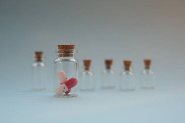 Cam kavanozdaki haplar arka planda, yakın planda. Tıbbi hazırlıklar. Vitaminler. Mocap. Boş ilaç kavanozları. kimyasal üretim