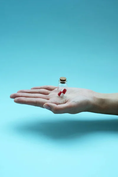 Hand Van Man Houdt Een Glazen Doorzichtige Pot Met Pillen — Stockfoto