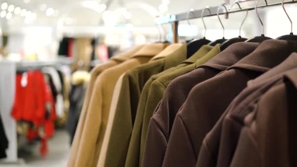 Mağazadaki Bir Askıda Şık Paltolar Dış Giyim Alışveriş Merkezi Kıyafet — Stok video