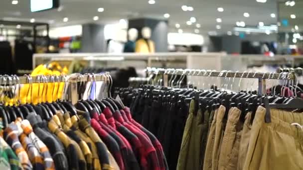 衣料品店 ショッピングセンター 服の販売 市内中心部のモール スタイリッシュなカジュアル — ストック動画