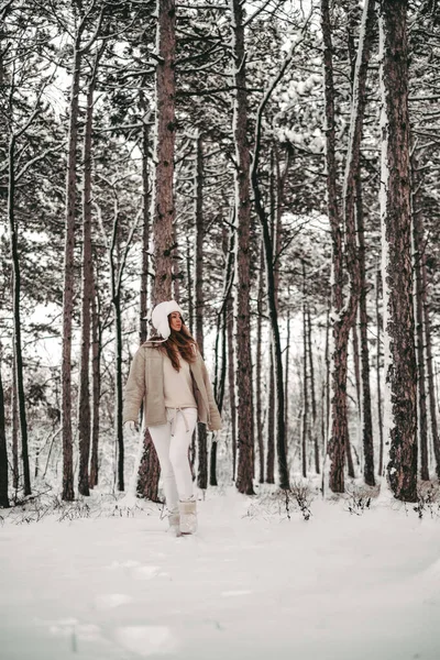 身穿白毛帽和白衣的漂亮女孩在雪地的森林里玩得很开心 年轻女人扔雪 做雪球 大自然的冬季娱乐活动 — 图库照片