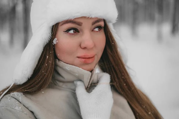 Ritratto Una Bella Ragazza Con Cappello Pelliccia Bianca Vestiti Bianchi — Foto Stock