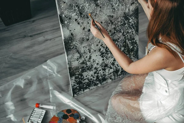 Young Beautiful Girl Paints Abstract Black White Oil Painting Home — Stock Photo, Image