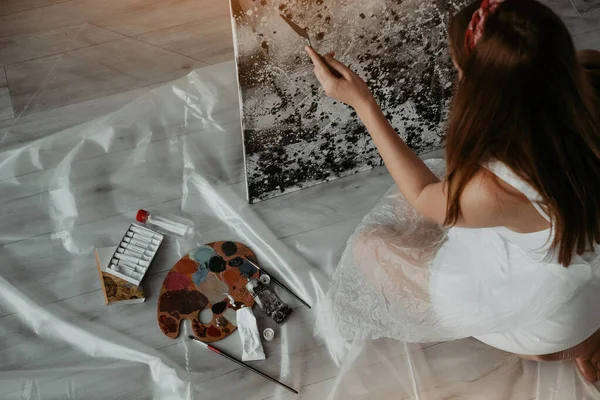 Młoda Piękna Dziewczyna Maluje Abstrakcyjne Czarno Białe Malarstwo Olejne Domu — Zdjęcie stockowe