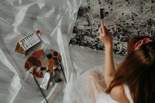 Młoda Piękna Dziewczyna Maluje Abstrakcyjne Czarno Białe Malarstwo Olejne Domu — Zdjęcie stockowe