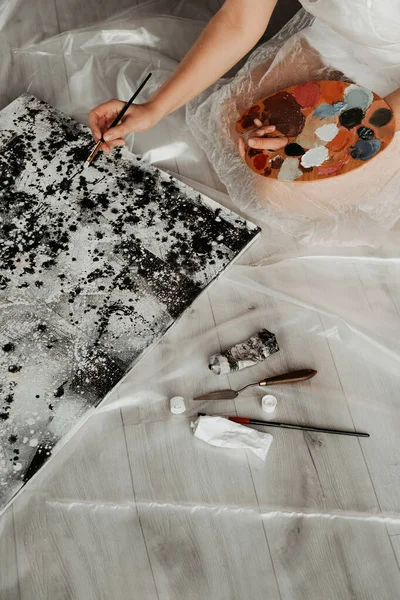 漂亮的小女孩在家里孤零零地画一幅油画 艺术疗法 愉快的周末 妇女在艺术作坊的作品 — 图库照片