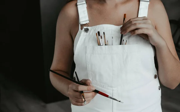 Ritratto Una Giovane Artista Sundress Bianco Con Una Tavolozza Vernici — Foto Stock