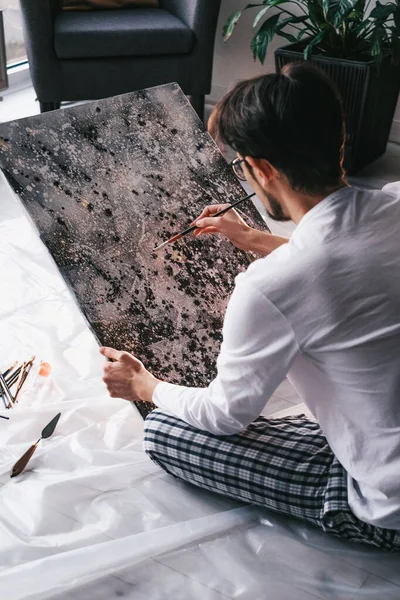 若いハンサムな男は家に隔離された油絵具で抽象的な絵を描く アートセラピー — ストック写真
