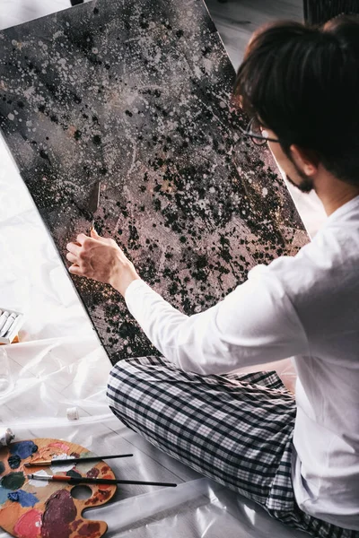 Jovem Bonito Homem Pinta Quadro Abstrato Com Tintas Óleo Casa — Fotografia de Stock