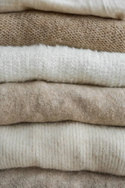 Accogliente Maglioni Lana Naturale Beige Lattiginoso Bianco Piegato Uno Sfondo — Foto Stock