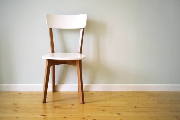 Drewniane Białe Krzesło Tle Jasnej Ściany Pustym Pomieszczeniu Nowoczesny Design — Zdjęcie stockowe