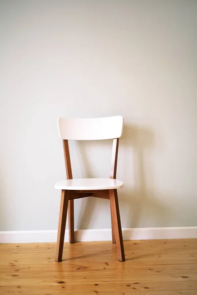 Drewniane Białe Krzesło Tle Jasnej Ściany Pustym Pomieszczeniu Nowoczesny Design — Zdjęcie stockowe