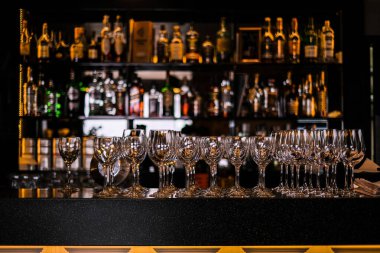 Karanlık bir arka planda bir barda şarap için boş bardaklar. Servis malzemeleri. içecek takımı