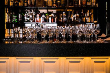 Karanlık bir arka planda bir barda şarap için boş bardaklar. Servis malzemeleri. içecek takımı