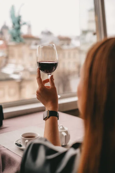 Chica Restaurante Con Una Vista Panorámica Ciudad Tiene Una Copa — Foto de Stock