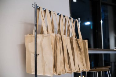 Doğal çevre dostu malzemelerden yapılmış bej alışveriş torbaları. Gezegene göz kulak olmak. Geri dönüştürülmüş malzemelerden yapılmış eko-torbalar