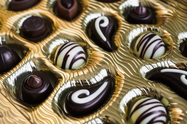 Kutudaki çikolatalar. Şenlikli tatlı seti. Fındıklı ve mantarlı tatlılar.