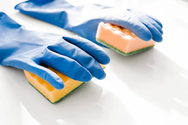 Niebieskie Gumowe Rękawice Czyszczenia Zmywarką Białym Tle Czyszczenie Makiet — Zdjęcie stockowe