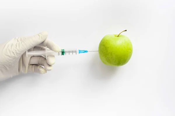 실험실 보조원 전적으로 변형된 물질을 주사기로 사과에 과일을 재배하는 — 스톡 사진